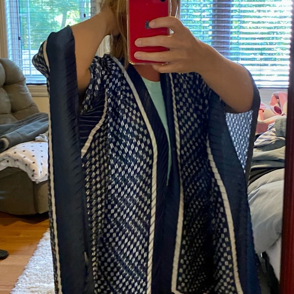 Elegant Blue & White Satin Shawl - Picture 2 of 4